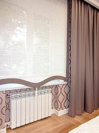 Шторы в спальню с римской шторой  с фигурным краем