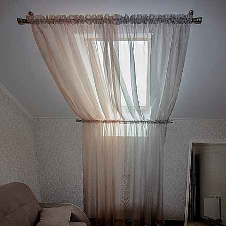 Легкие шторы для мансардного окна