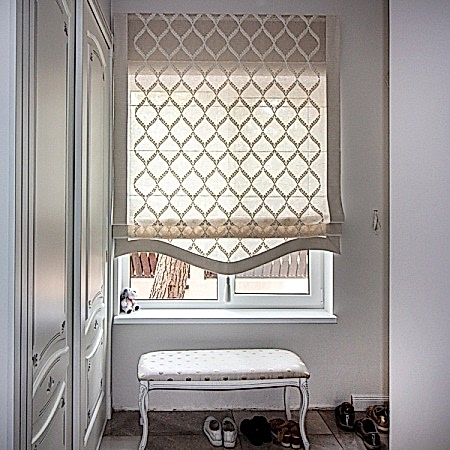 Римская штора с вышивкой и кантом