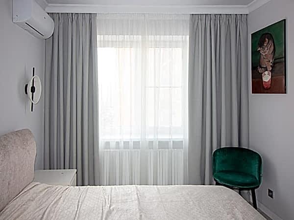 Шторы в спальню в спокойных тонах
