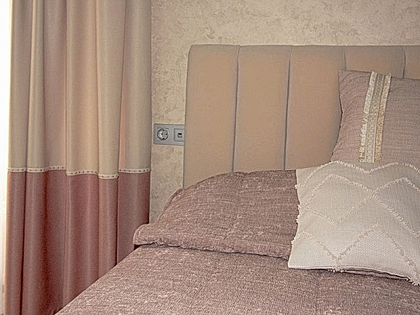 Шторы с коралловой окантовкой и покрывало