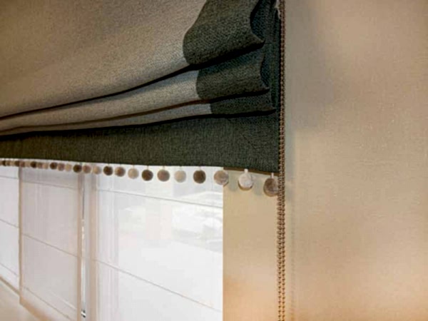 Римская штора с помпонами