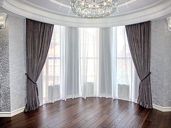 Шторы в спальню из бархата цвета графит