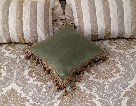 Бархатная подушка с бахромой