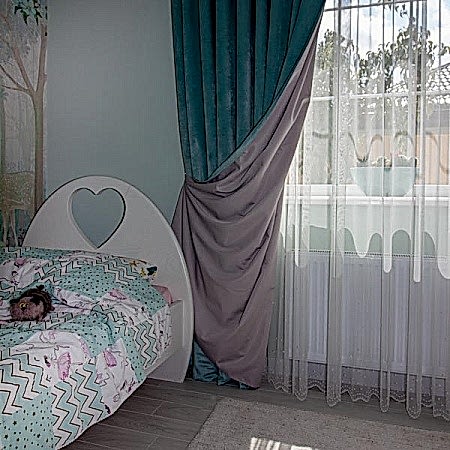 Бархатные бирюзовые шторы для девочки с розовым отворотом