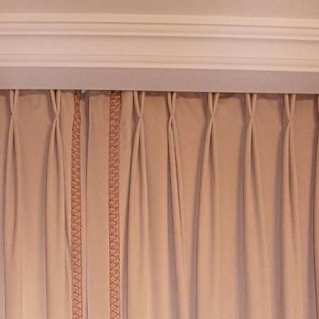 Шторы из бархата с тесьмой и ручной складкой