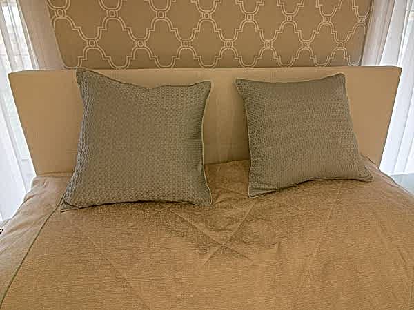 Покрывало бежевое с голубым кантом