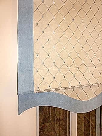 Шторы на лестницу из льна с вышивкой