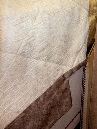 Шторы в спальню с покрывалом и подушками коричневого цвета