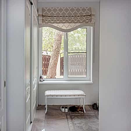 Римская штора с вышивкой и кантом