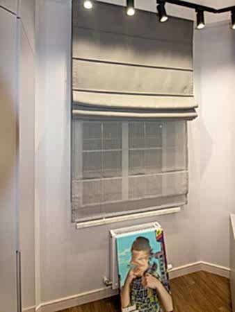 Двойные римские графитового цвета в эркер