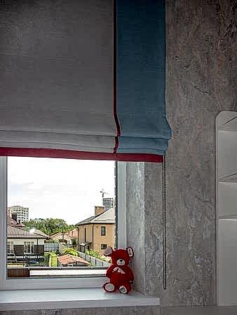 Римская штора в детскую с голубыми кантами